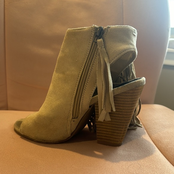 Shoes - Picture 2 of 3